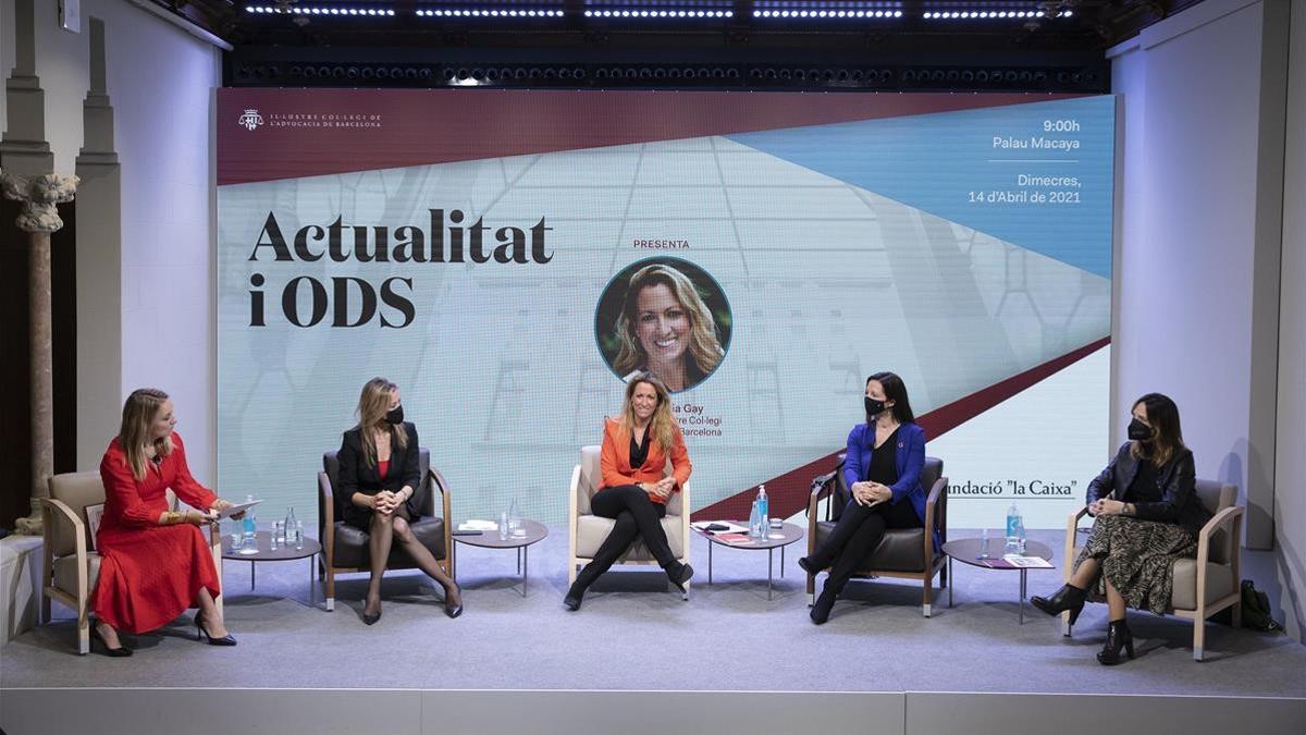 Mesa redonda sobre liderazgo femenino y ODS, con Susana Ferrer, Anna Gener, Maria Eugènia Gay, Helena Torras y  Arancha Ruiz (de izquierda a derecha).