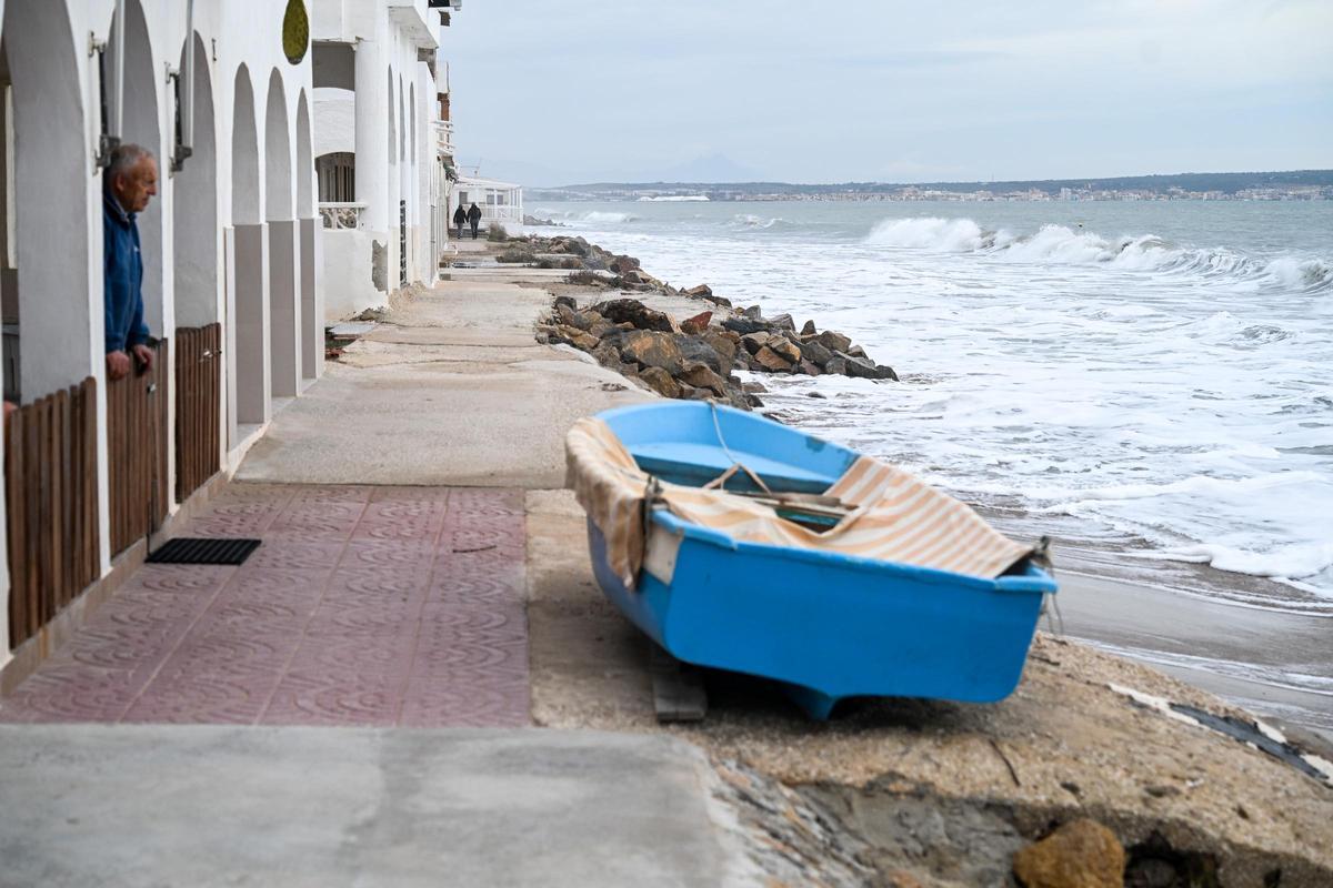 Un mar embravecido por el temporal Harry engulle playas en Elche y amenaza a las casas de primera línea de El PInet