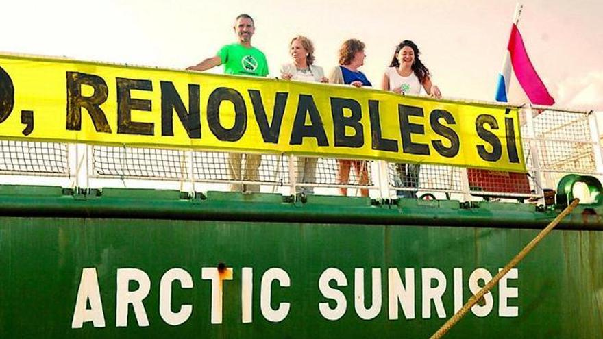 Julio Barea, Francisca Luengo, María Antonia Moreno y Marina Bevacqua ayer en el barco de Greenpeace. | andrés cruz