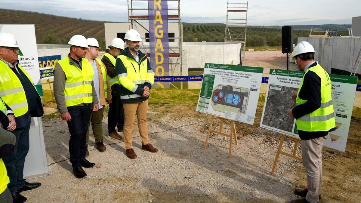 El consejero Fernández-Pacheco, en su visita a las obras de la depuradora.