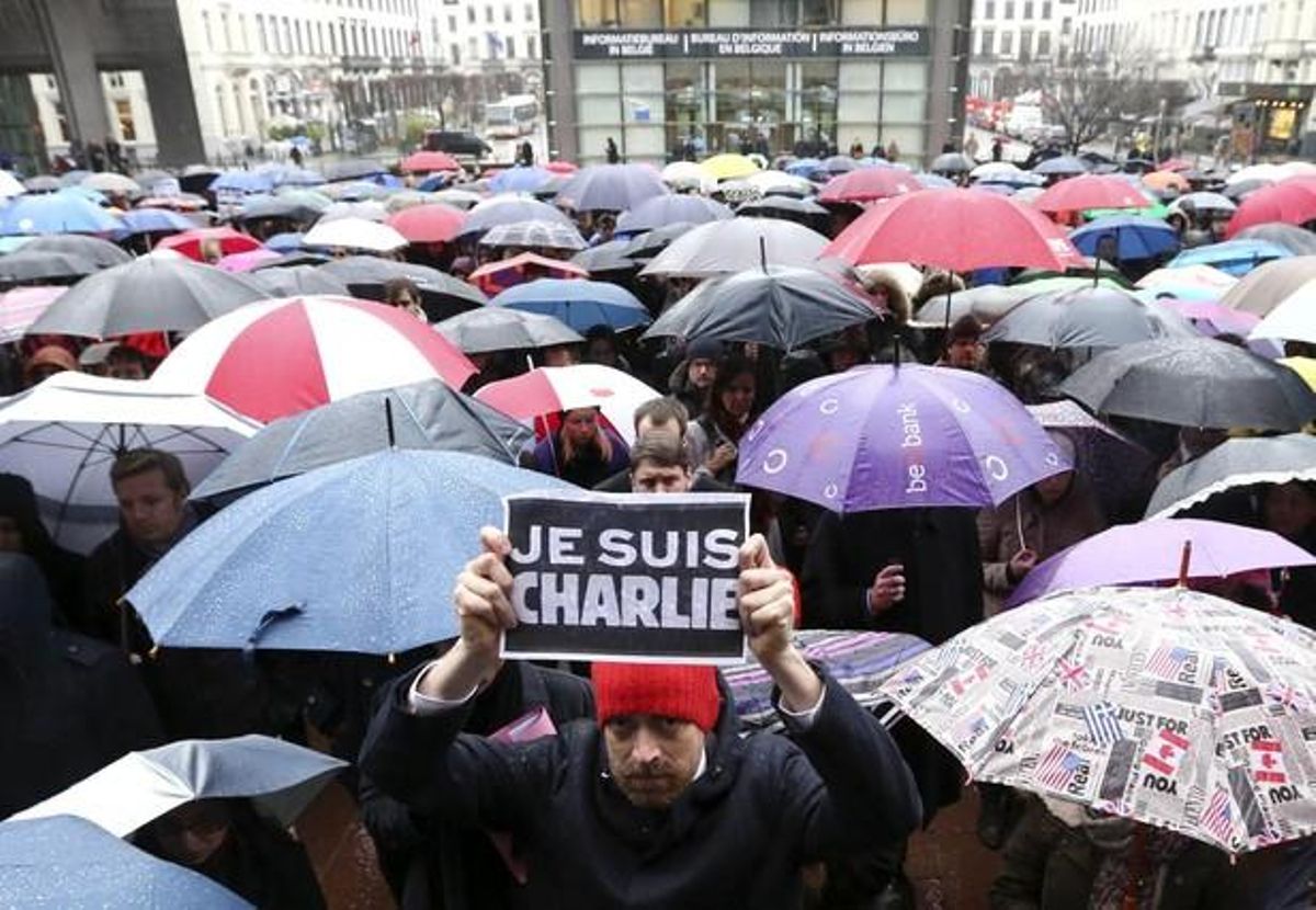 Un home, amb un cartell en què es llegeix sóc Charlie davant el Parlament de la UE a Brussel·les.