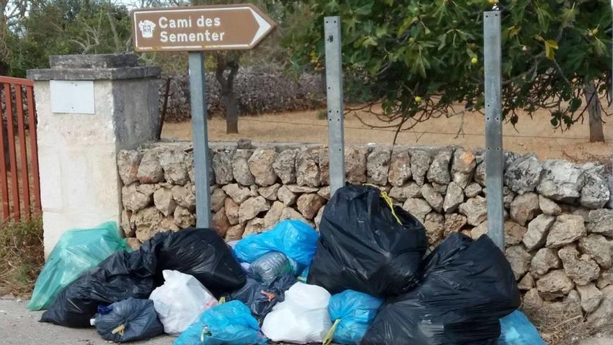 Más bolsas de basuras cerca del Camí des Sementer.