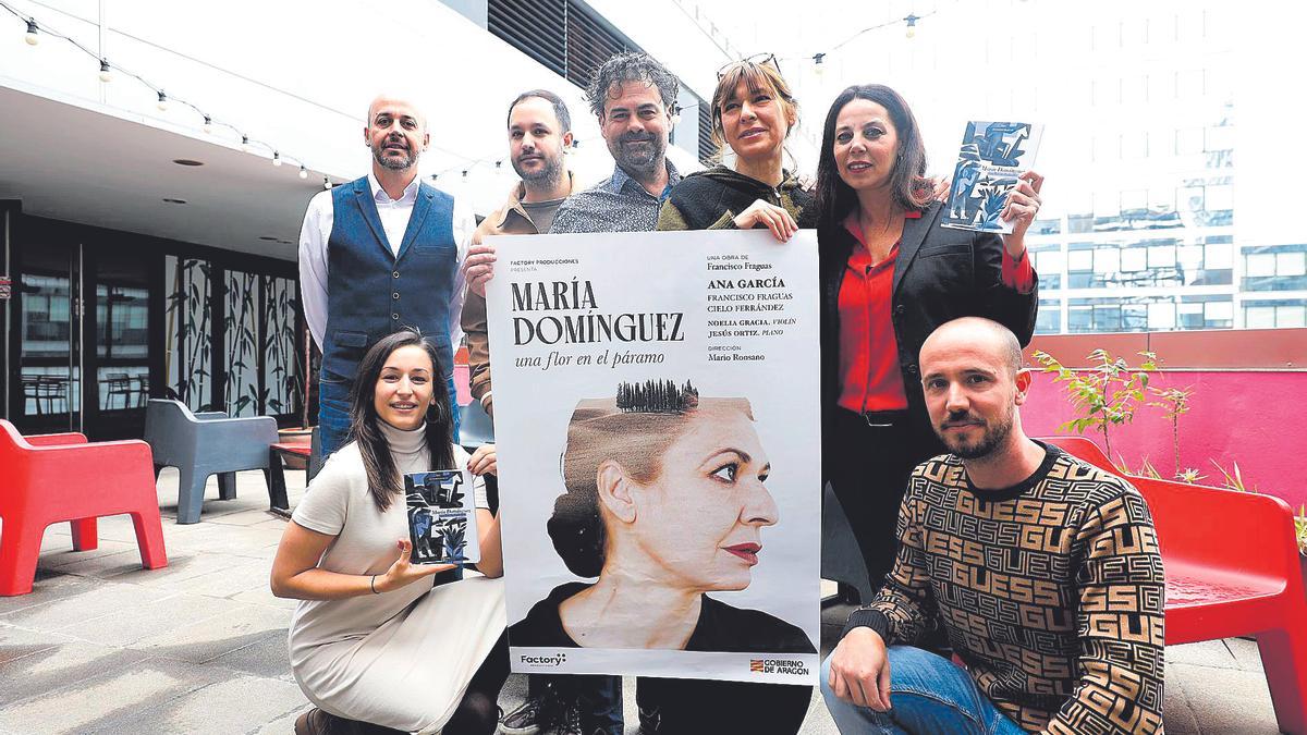 Factory Producciones presenta ‘María Domínguez. Una flor en el páramo’ junto al elenco y los músicos que forman la puesta en escena.