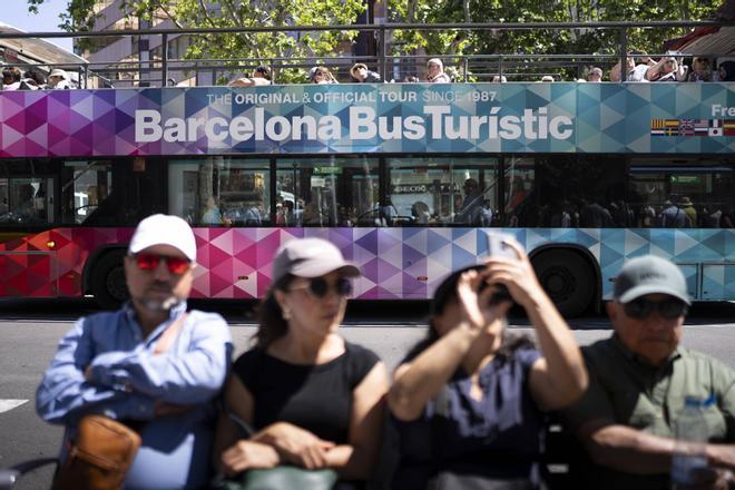 El Bus Turístic de Barcelona pierde un 36% de viajeros desde 2019 y reactiva la parada de plaza Catalunya para frenar la caída