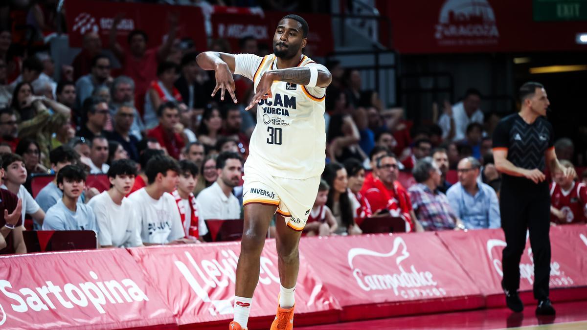 Kelan Martin, del UCAM Murcia, celebrando uno de sus triples en Zaragoza.