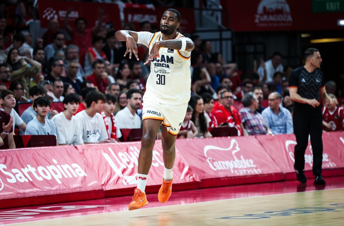 Kelan Martin, del UCAM Murcia, celebrando uno de sus triples en Zaragoza.