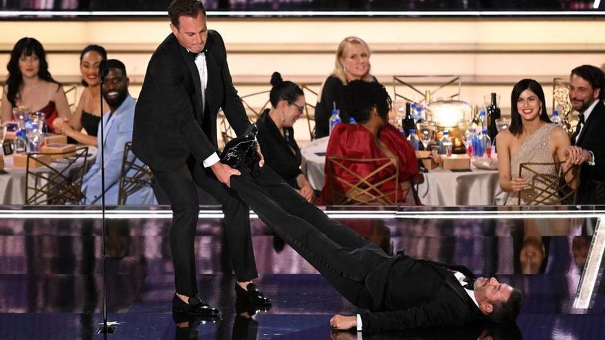 Will Arnett saca a rastras a Jimmy Kimmel del escenario de los Emmy.