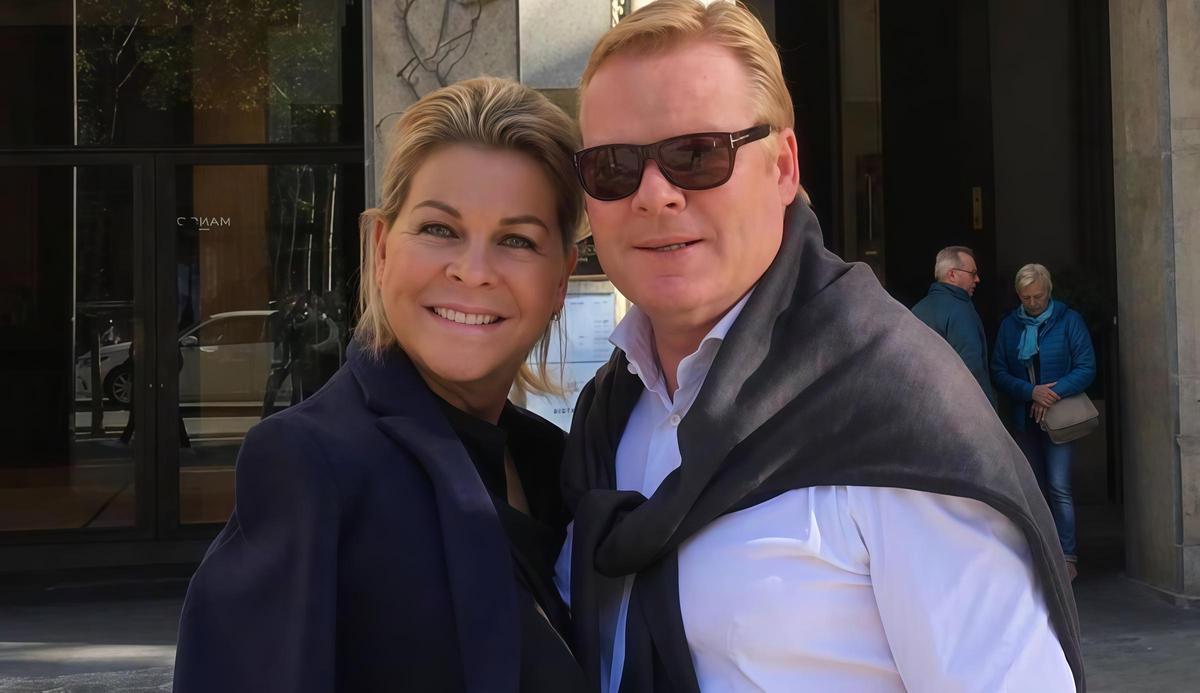 Ronald Koeman, junto a su esposa Bartina