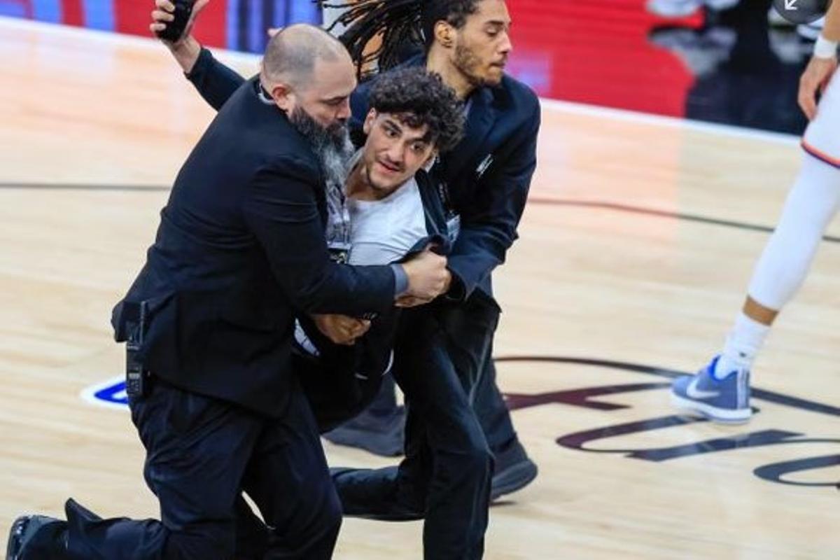 El aficionado fue rápidamente sacado de la pista y la NBA anunció que ya no volverá a pisar una pista de la liga estadounidense