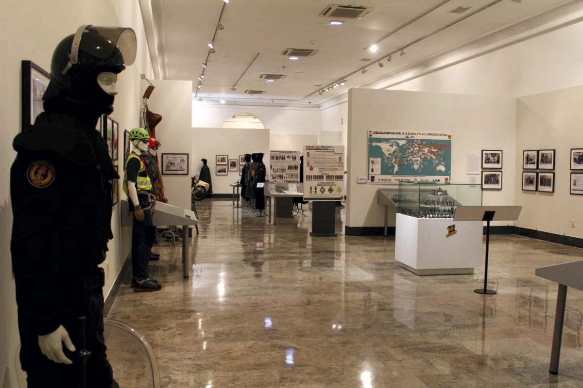 Exposición pasado y presente de la Guardia Civil