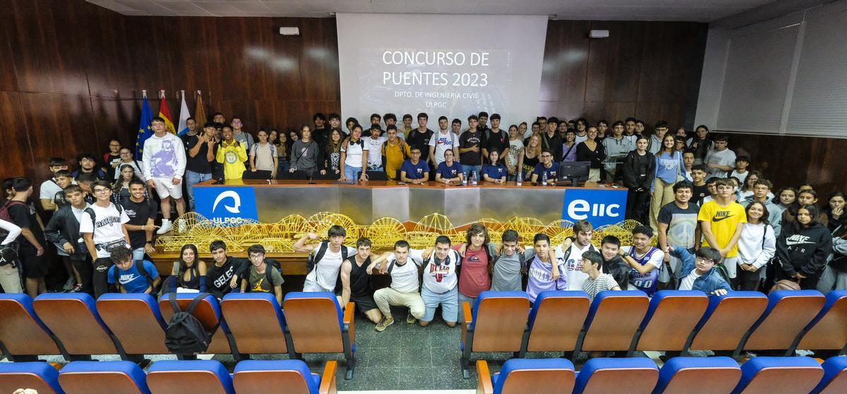 El alumnado concursante junto a los 35 puentes.