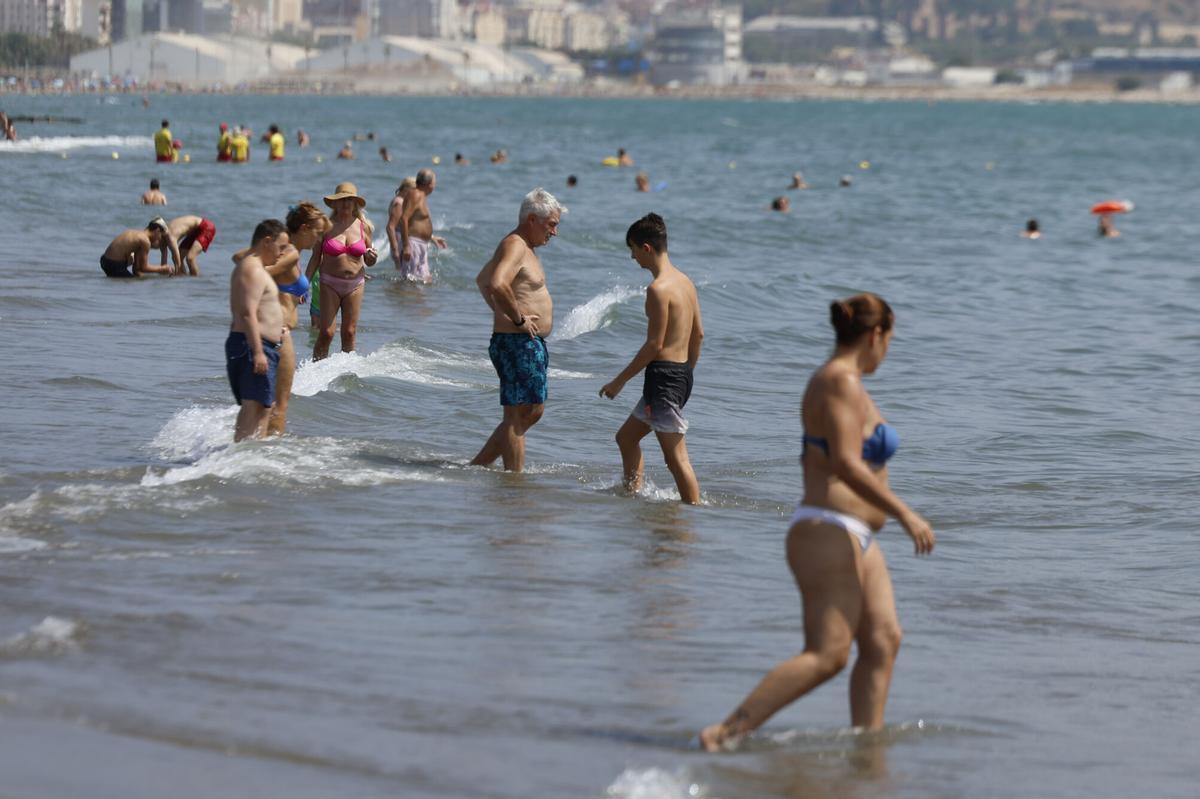 MÁLAGA, 20/08/2026.- Bañistas en la playa de playa de La Misericordia de Málaga reabierta este jueves al público tras ser cerrada por la presencia de la bacteria E. coli. EFE/ Jorge Zapata