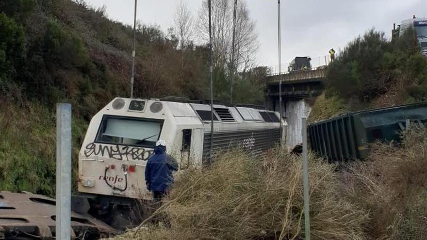 Retiran la locomotora del tren descarrilado en Lalín, ya camino de Ourense para su reparación