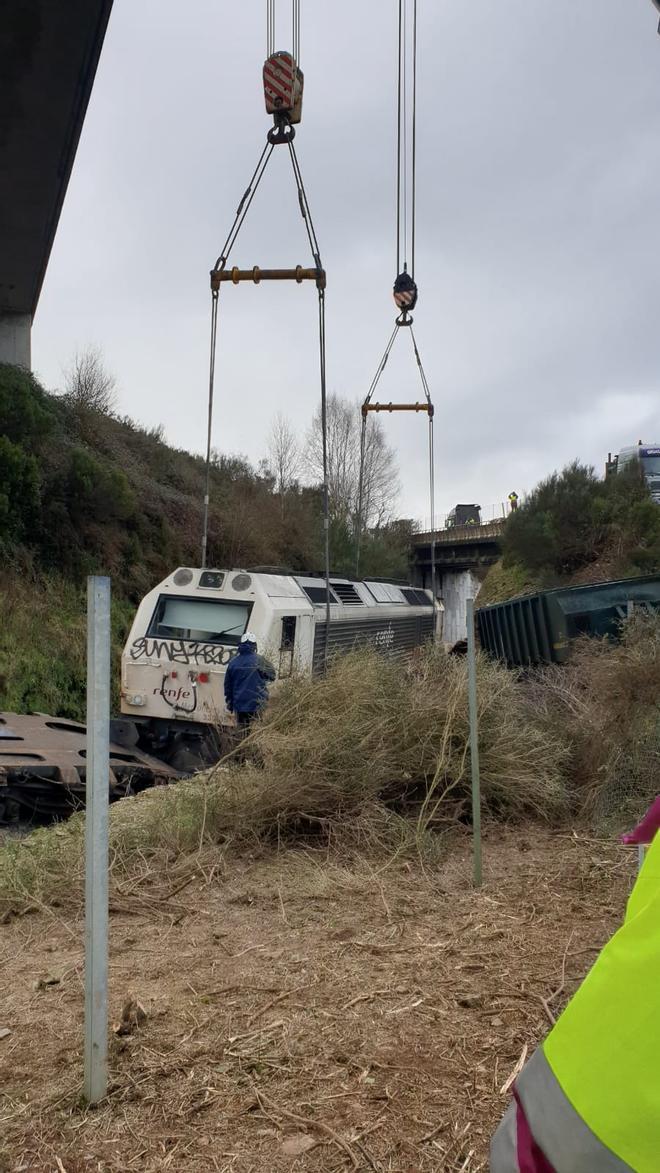 Retiran de la vía el tren descarrilado en Lalín