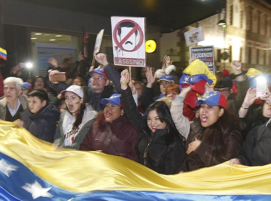 Los manifestaciones se reunieron en la farola de Urzáiz