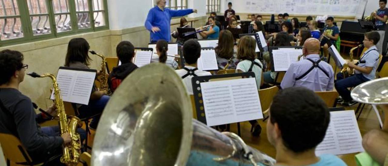 Gregorio Casasempere dirigiendo en una clase a varios alumnos de música del conservatorio Joan Cantó de Alcoy.