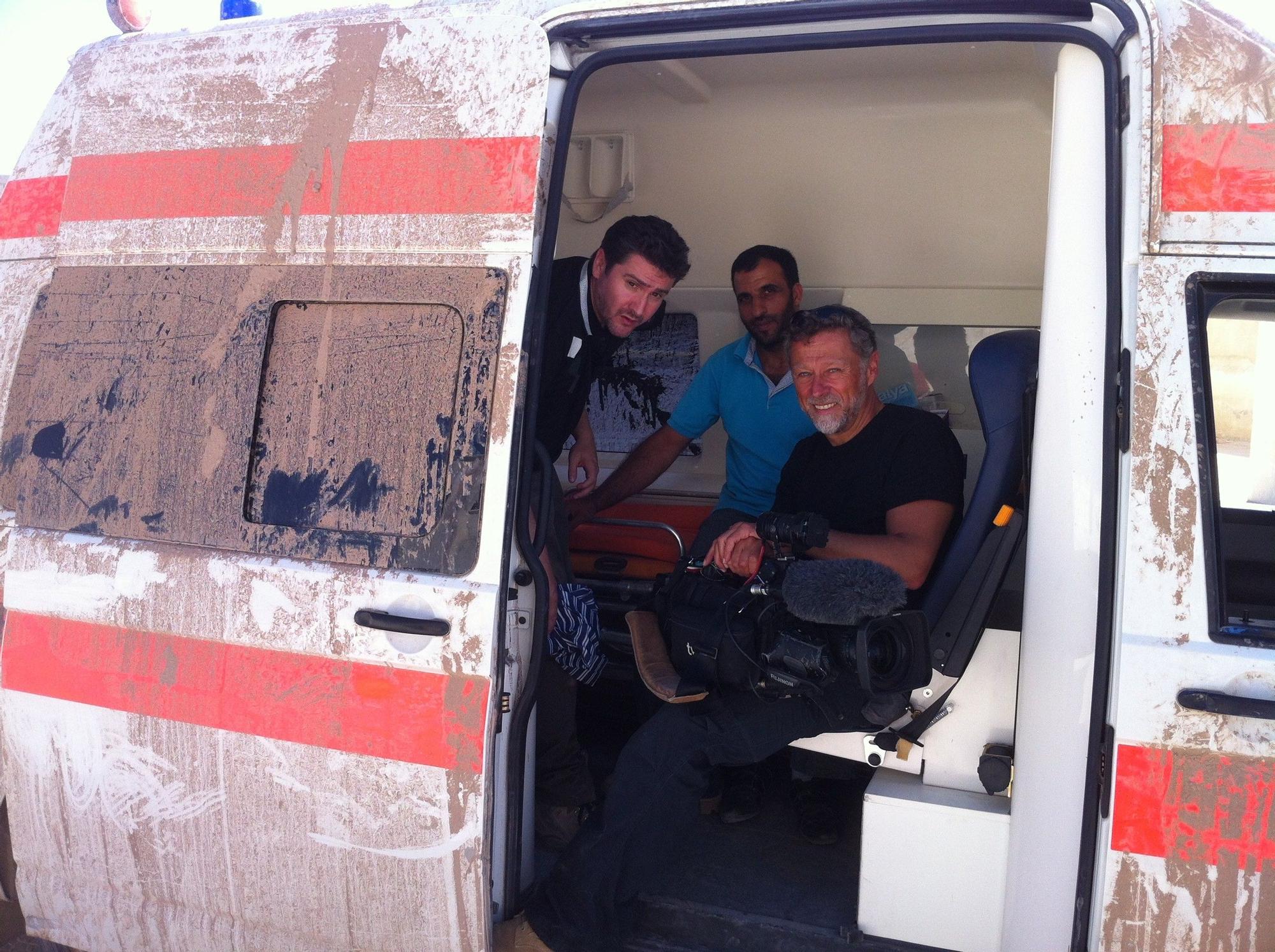 Con sus compañeros, camuflados en una ambulancia en Siria.