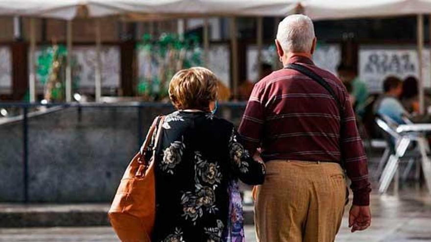 Una pareja camina por la calle.