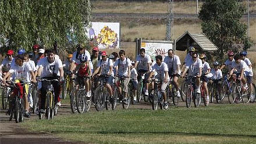 Niños y mayores participan en el VIII Día de la Bicicleta