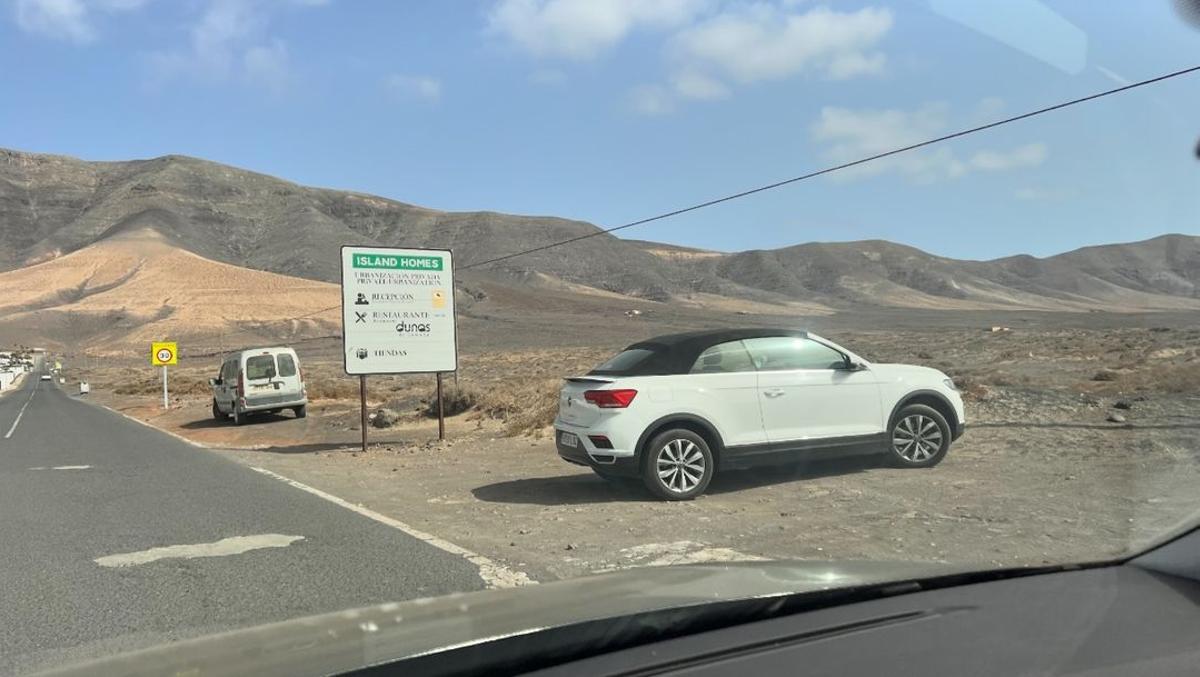 Los coches aparcan en zonas prohibidas