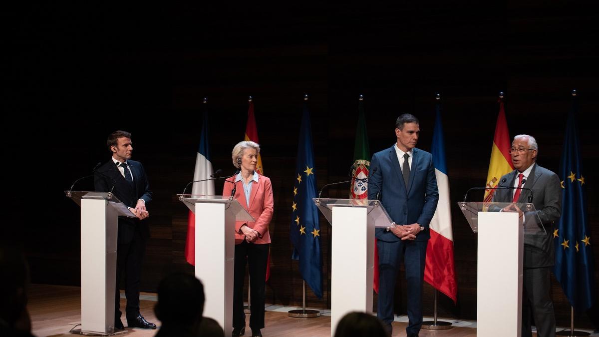 El presidente del Gobierno, Pedro Sánchez, el presidente francés, Emmanuel Macron, el primer ministro de Portugal, Antonio Costa, y la presidenta de la CE, Ursula von der Leyen