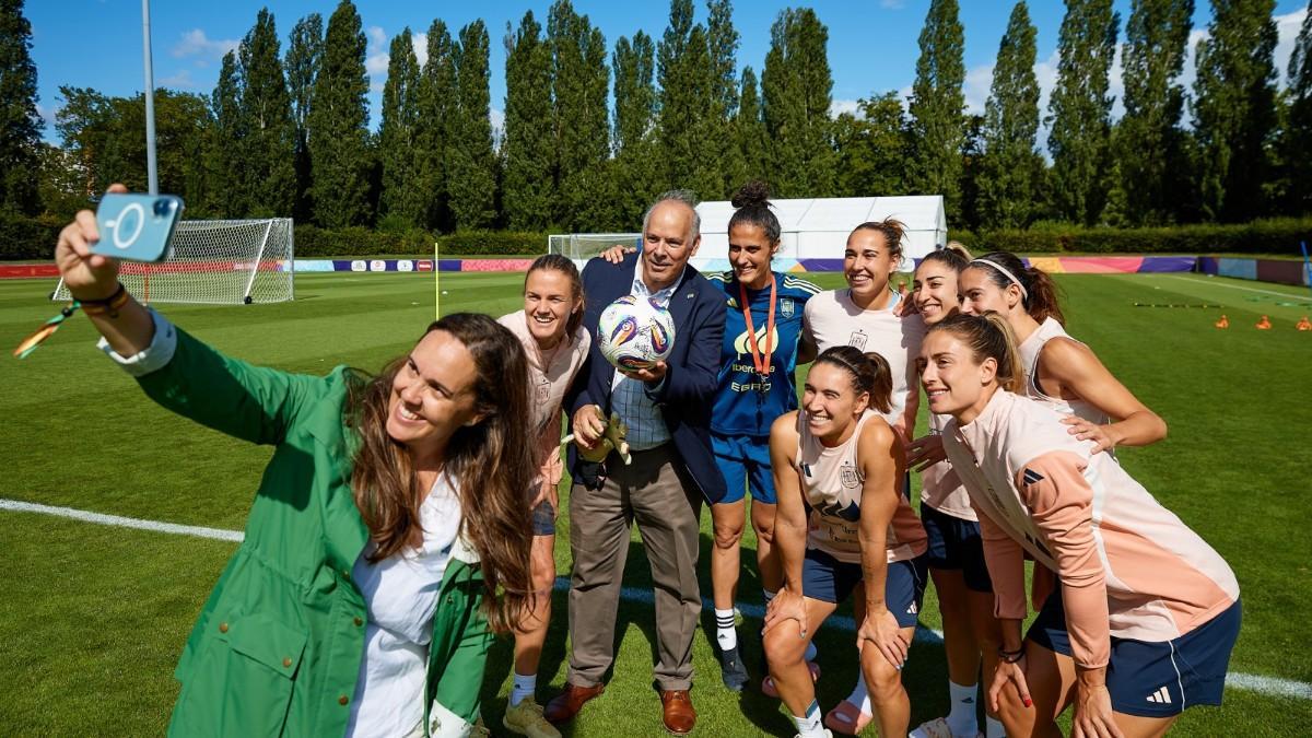 El CEO Iberdrola España con algunas jugadoras de la selección