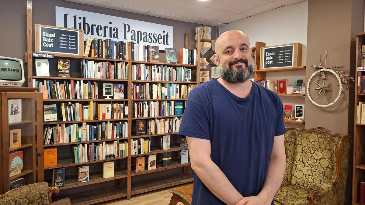 Miquel Sanchis a la llibreria del carrer Barcelona de Manresa