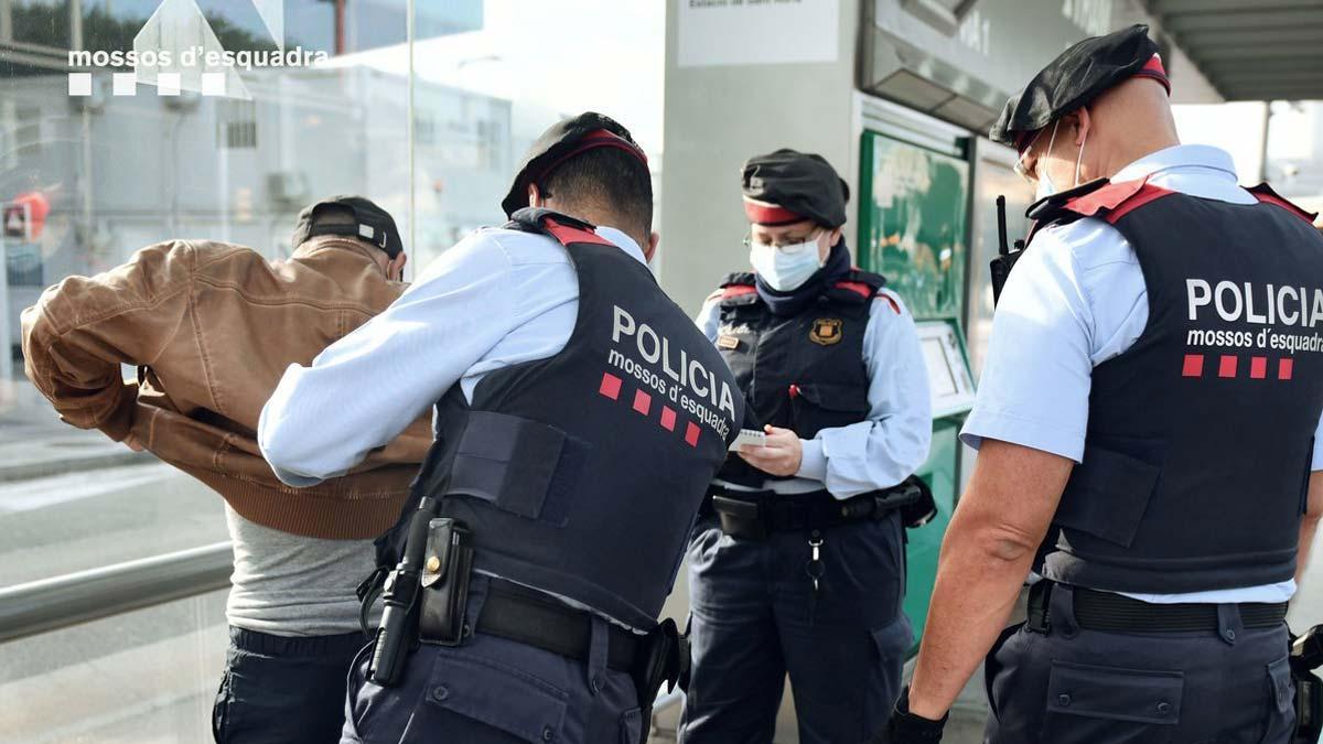 Los Mossos interceptan a 24 multirreincidentes en el tranvía de Barcelona y Rodalies