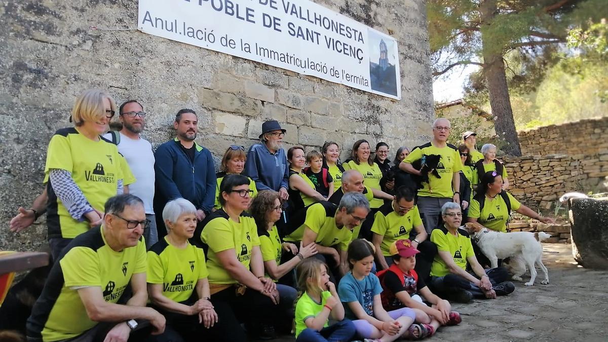 Congregats a l'acte de reivindicació, davant de l'ermita i sota la pancarta