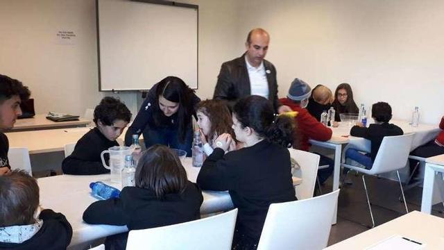 Un momento durante el taller de ciencia realizado con los niños oncológicos en el Cunqueiro.