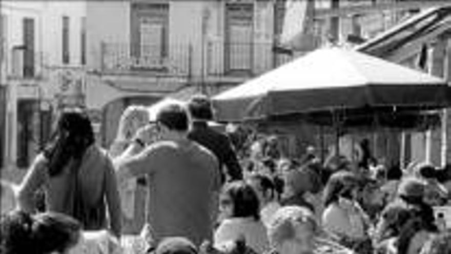 La policía multará al hostelero que no deje limpia su terraza