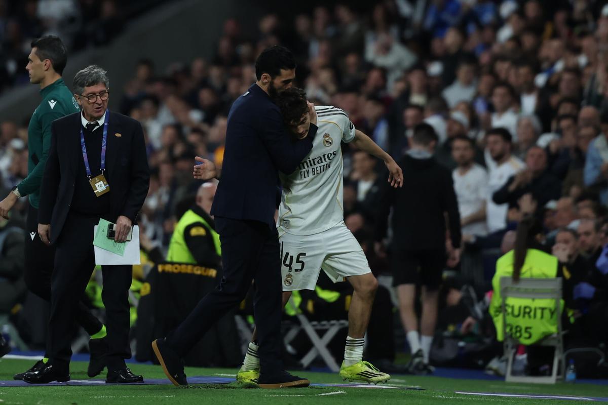 El centrocampista del Real Madrid, Thiago, felicitado por el técnico blanco, Álvaro Arbeloa, tras ser sustituido durante el encuentro correspondiente a la ida de los octavos de final de la Liga de Campeones que Real Madrid y Manchester City disputan este miércoles en el estadio Santiago Bernabéu, en Madrid.