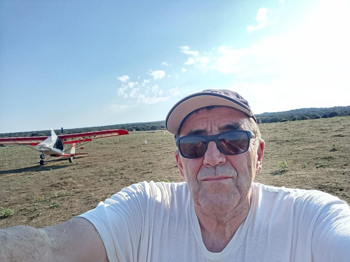 Diego Andrada, presidente del Aeroclub de Cáceres, nada más aterrizar por primera vez en los nuevos terrenos.