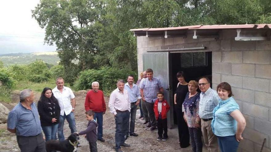 Manuel Cuiña visitó con varios vecinos los nuevos depósitos de agua.