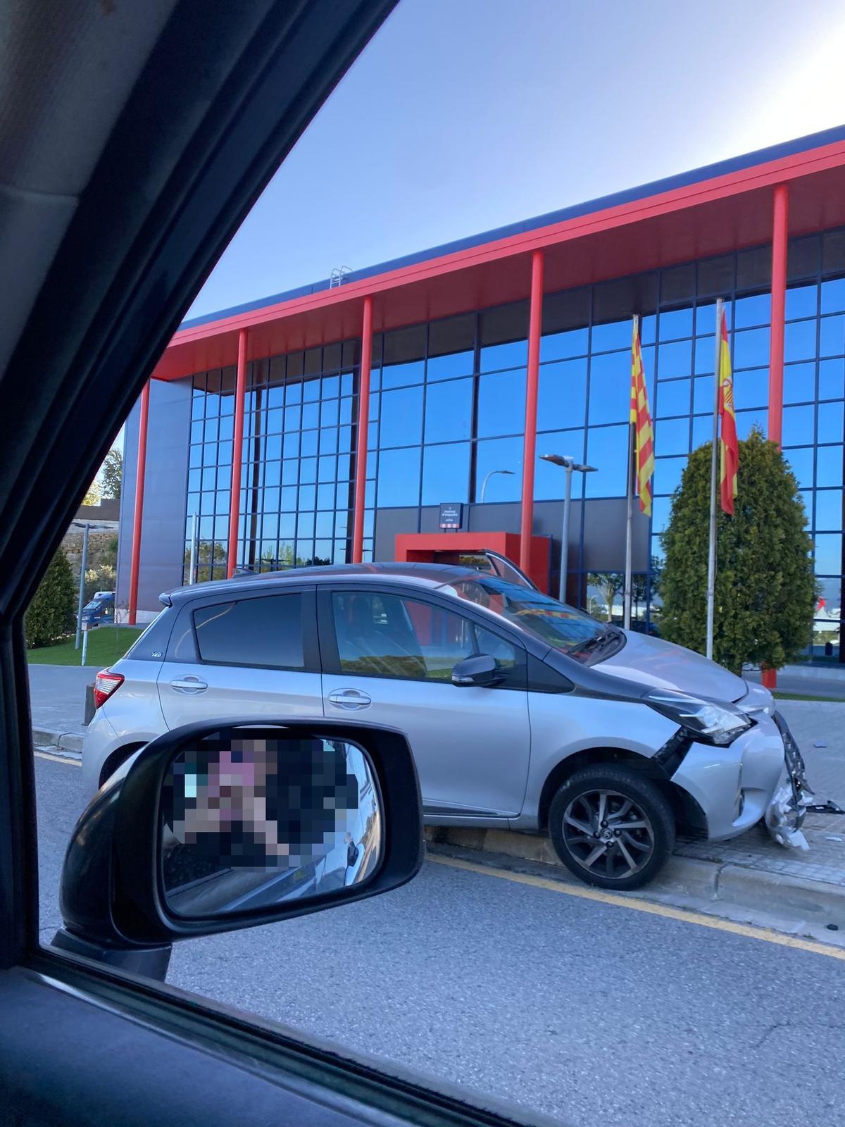 El vehicle accidentat davant de la comissaria dels Mossos d'Esquadra de Manresa