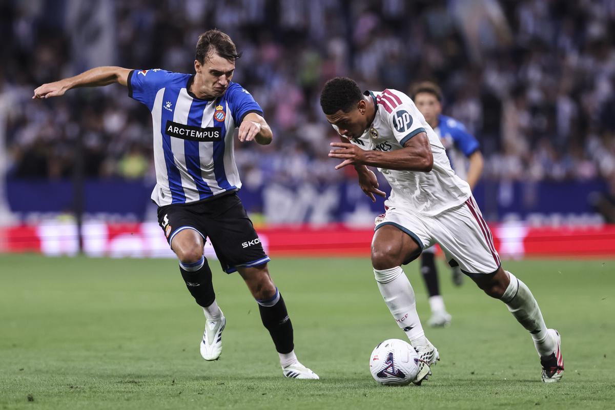 Jude Bellingham of Real Madrid CF and Urko Gonzalez de Zarate of RCD Espanyol in action during the Spanish league, LaLiga EA Sports, football match played between RCD Espanyol and Real Madrid CF at RCDE Stadium on August 22, 2026 in Cornella, Spain. AFP7 22/08/2026 ONLY FOR USE IN SPAIN. Javier Borrego / AFP7 / Europa Press;2026;SPORT;ZSPORT;SOCCER;ZSOCCER;RCD Espanyol v Real Madrid CF - LaLiga EA Sports;
