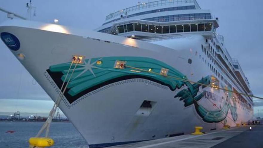 El Puerto de Valencia recibió ayer al crucero Norwegian Jade que atracó en el puerto a las siete y media de la mañana y partió de nuevo a las 17 horas. El Norwegian Jade, operado por Transmediterránea, hará escala en Valencia de manera regular durante toda la temporada de invierno. Esta es la primera escala de cruceros del año que opera Trasmediterranea en Valencia que hoy recibe al Costa Serena. Cerca de 6.000 cruceristas llegarán con estos dos cruceros.