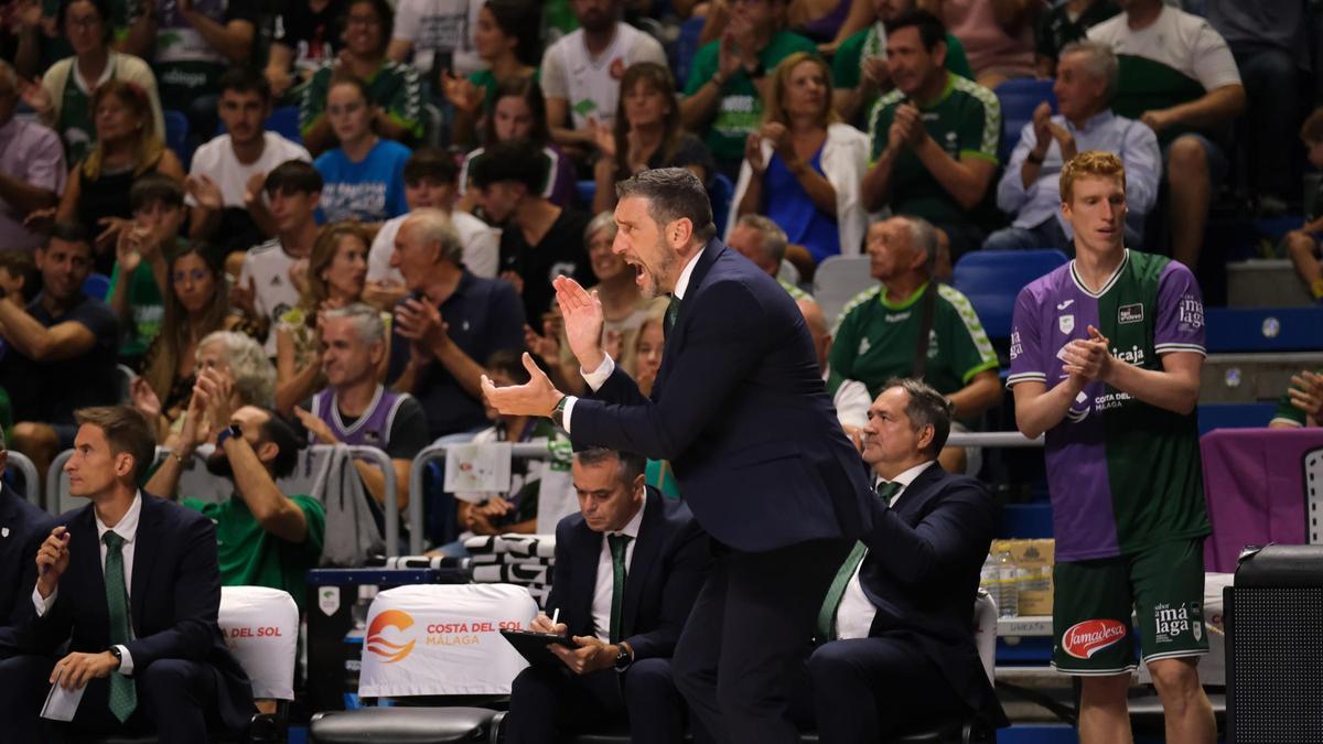 Ibon Navarro aplaude a sus jugadores en el Unicaja-Lenovo Tenerife.