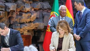 Antonio Costa y Pedro Sánchez, ante los ministros de Transportes de Portugal y España, durante la última Cumbre Ibérica de Lanzarote.