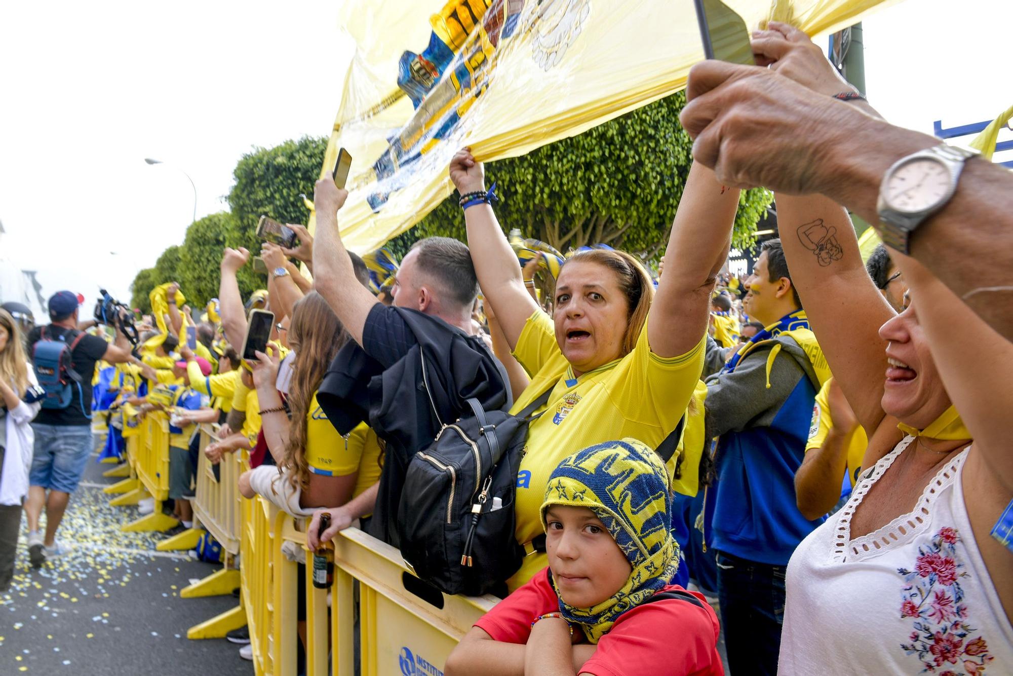 La afición recibe a la guagua de la UD Las Palmas en Fondos de Segura