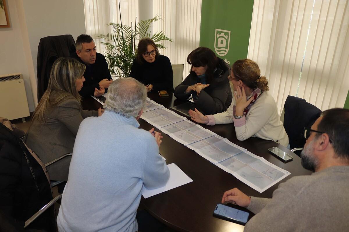 Mónica Rodríguez, primera por la izquierda, con el alcalde Pablo Lago, segundo, y técnicos