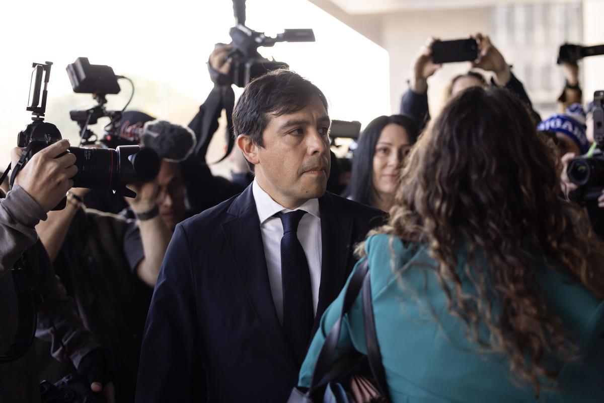 Los Angeles (United States), 03/12/2025.- Dr. Salvador Plasencia (C), a doctor who pleaded guilty to four counts of distribution of the prescription drug ketamine to late 'Friends' actor Matthew Perry, arrives for his sentencing hearing at federal court in Los Angeles, California, USA, 03 December 2025. Perry died at his Los Angeles home on 28 October 2023 at the age of 54. EFE/EPA/TED SOQUI