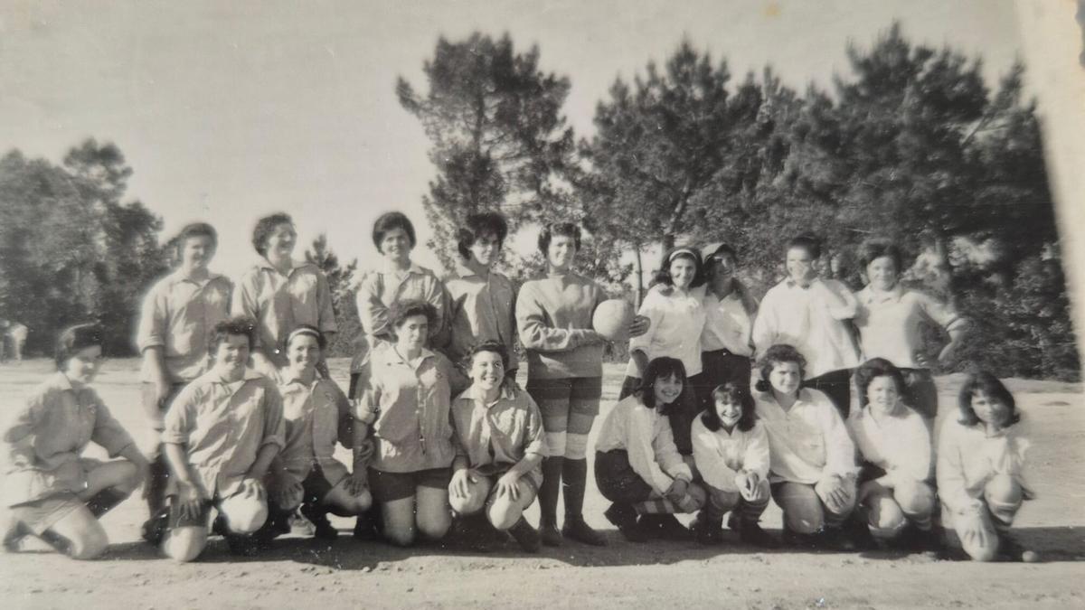 As xogadoras de Crendes, Abegondo, posan para unha foto antes do partido do 8 maio de 1963