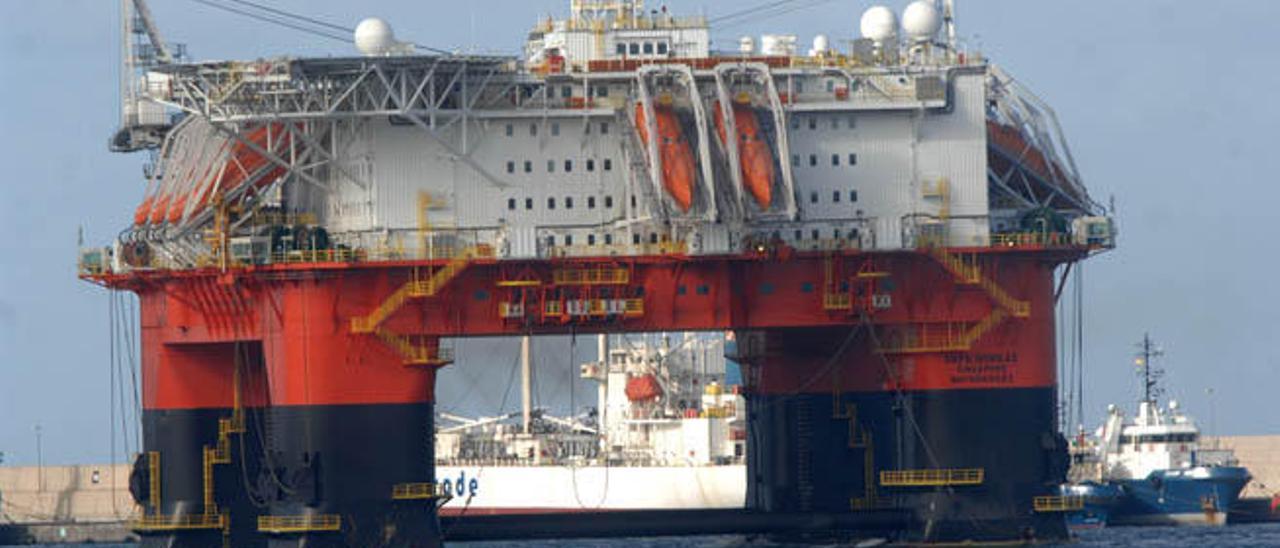 El muelle Reina Sofía recibe al  hotel plataforma &#039;Safe Boreas&#039;