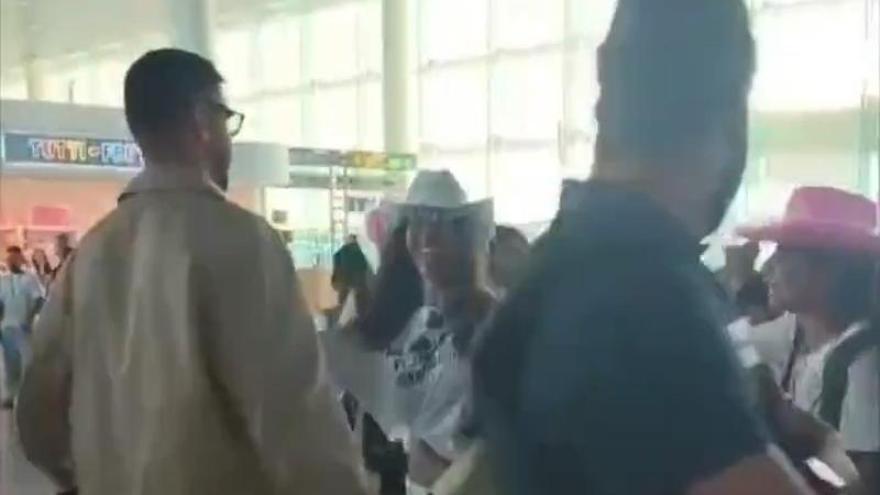 ¡Brutal! La selección se cruza con una despedida de soltera en el aeropuerto... ¡Y cazan a Unai Simón!