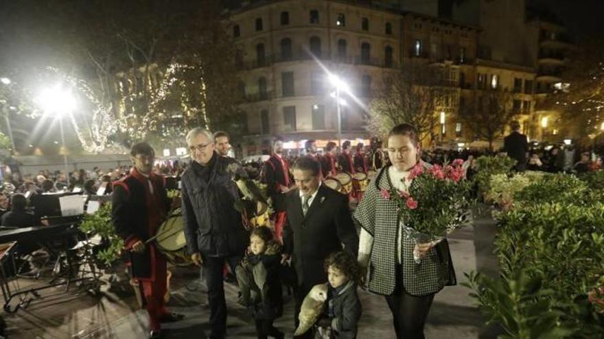 Imagen de la ofrenda floral a Jaume I en la plaza España el 30 de diciembre.