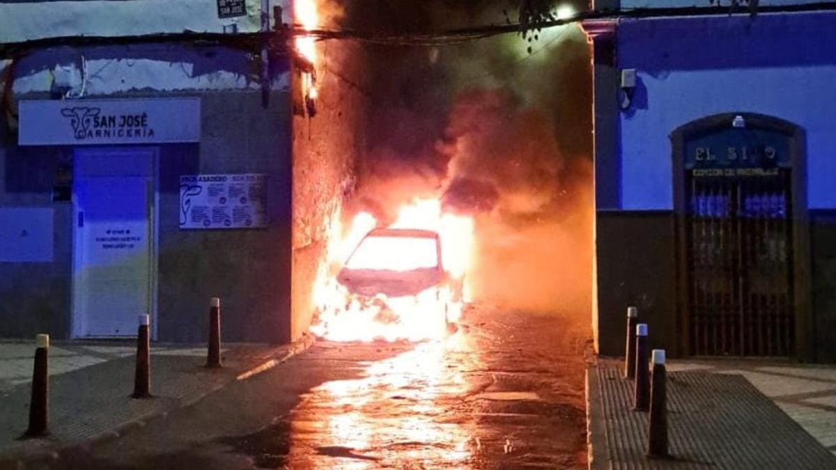 Arde un coche en San José