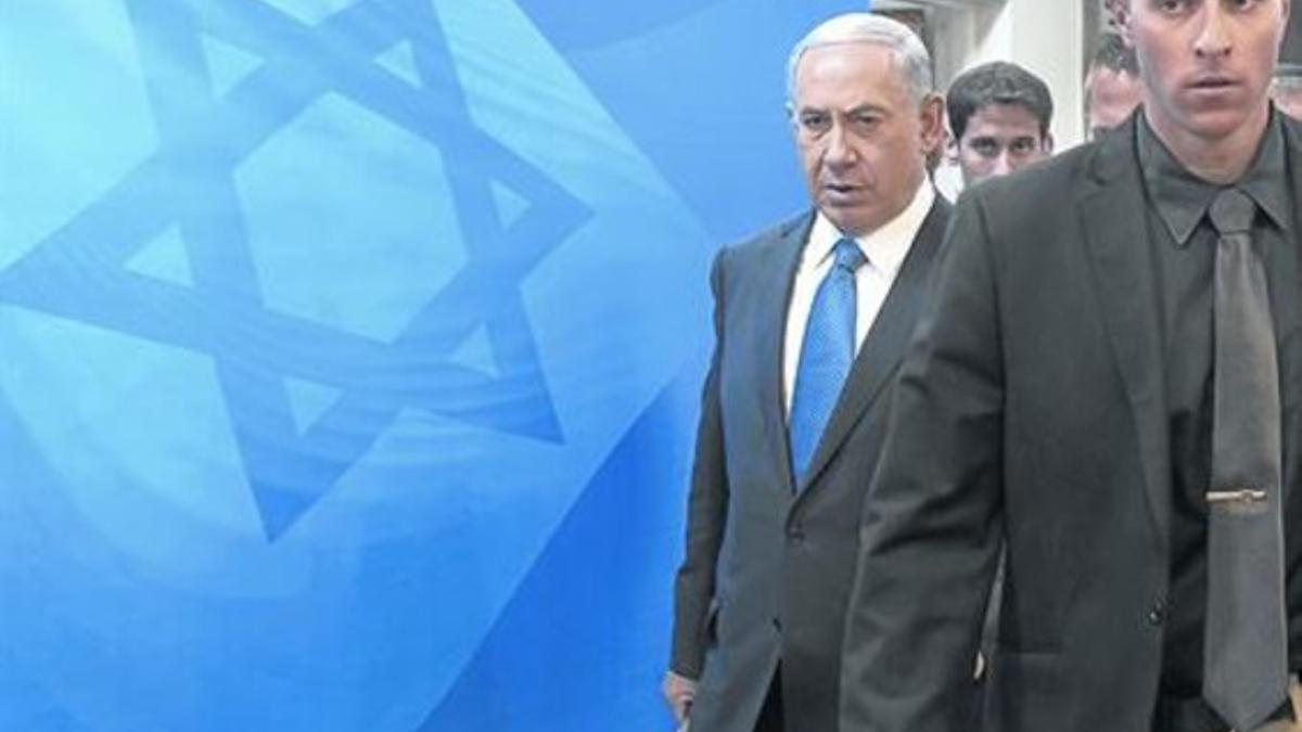 Netanyahu (izquierda) a su llegada al Consejo de Ministros, ayer en Jerusalén.