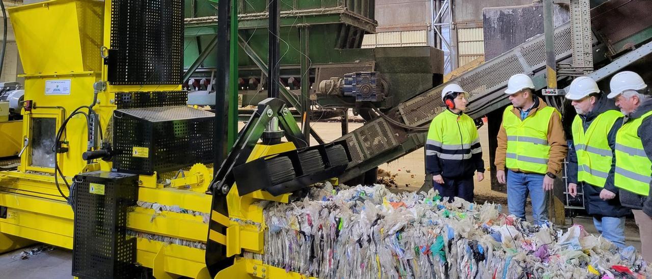 La nueva compactadora de residuos plásticos ha comenzado a funcionar esta semana en la planta de Villena.
