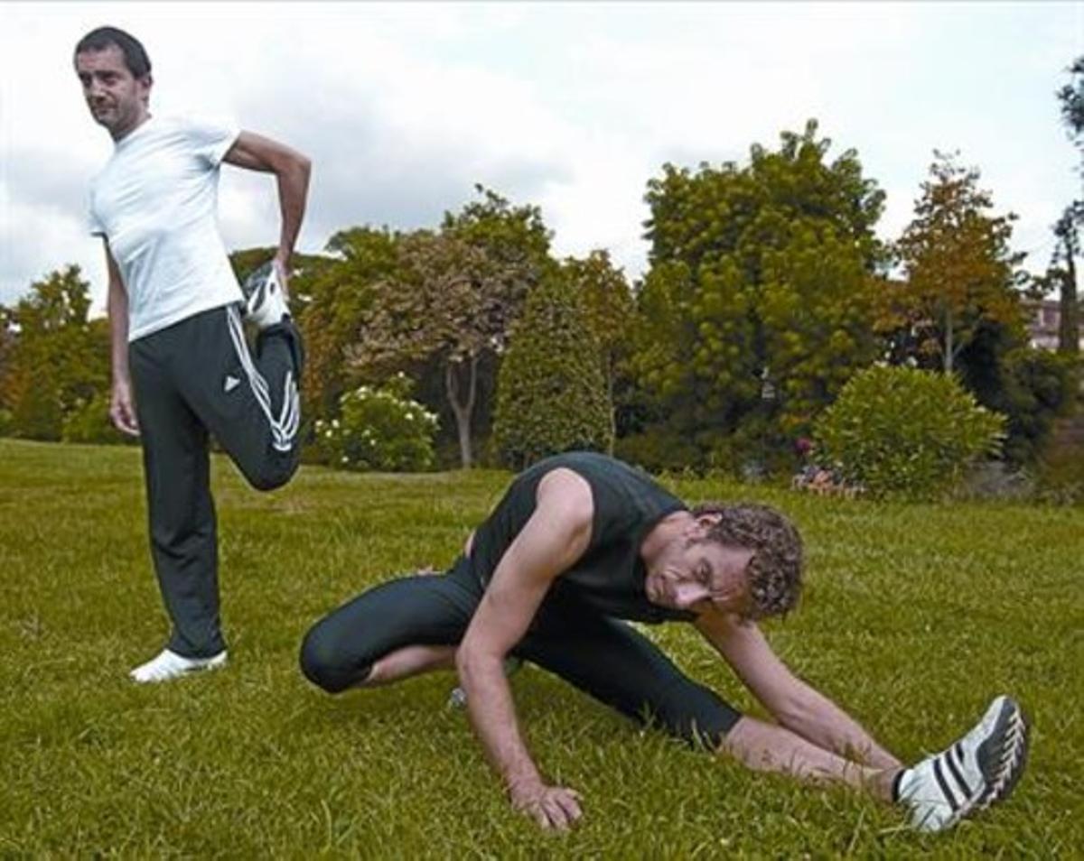 Triola, dret, i Negrié fan estiraments a la Ciutadella, dijous.